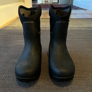 Size 8 women’s Bogs boots